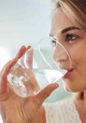 Chica bebiendo agua